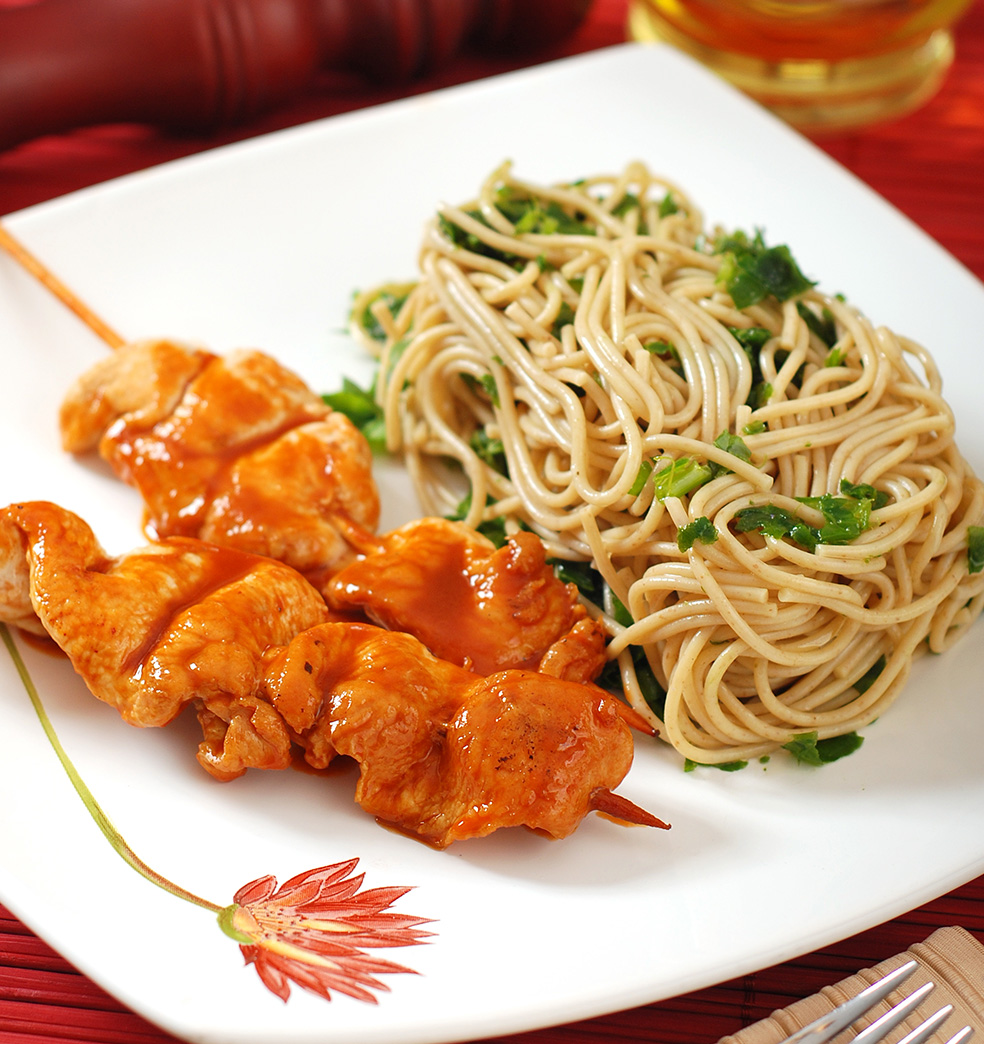 Brochettes de pollo con spaghetti integral