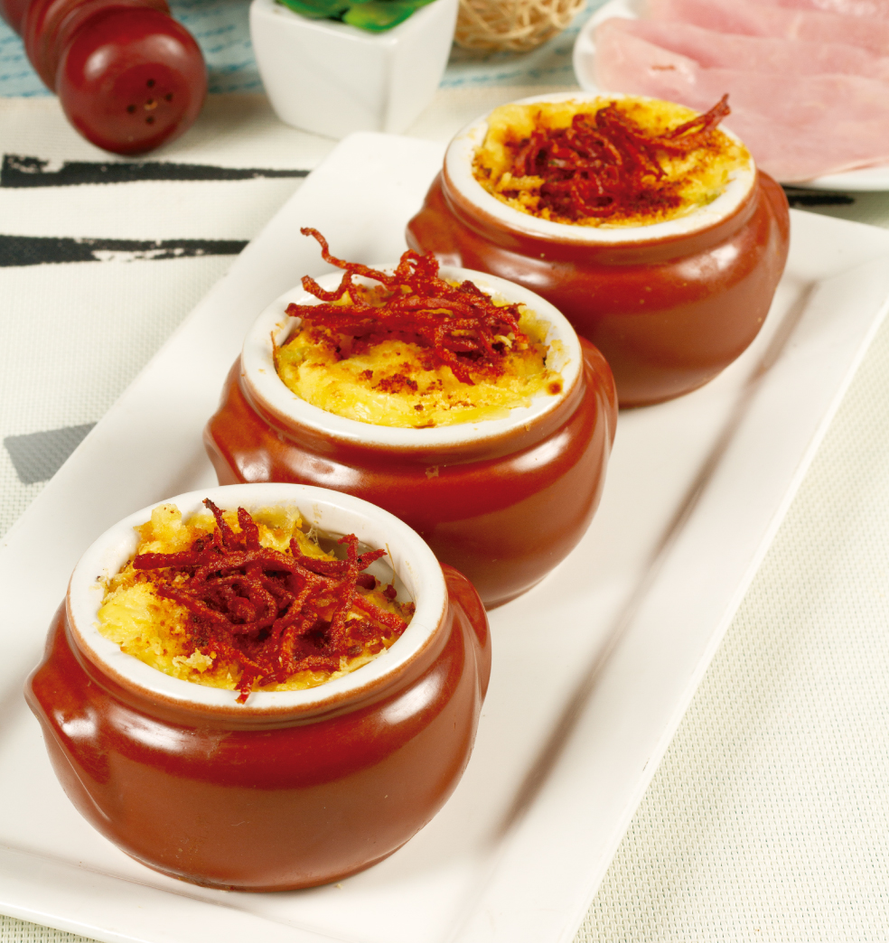Cazuela de papa, jamón y queso a la crema