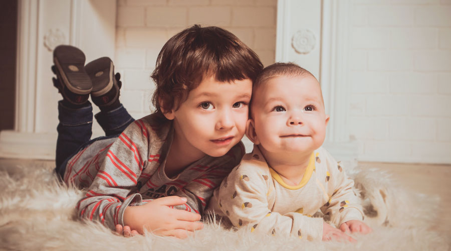 La relación entre hermanos: Entre los celos y el amor fraterno