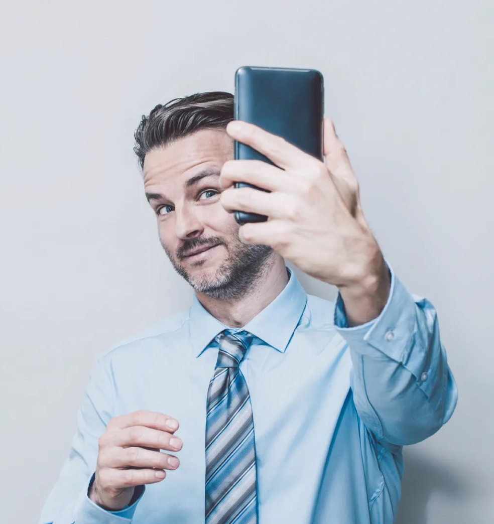 Identificar a las personas narcisistas y no caer en su juego