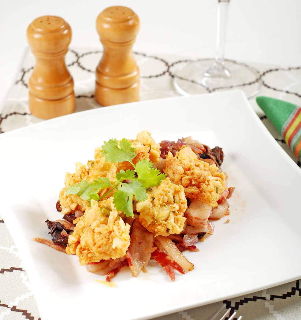 Salteado de panceta, cebolla y hongos al vino con mandiocas rösti?