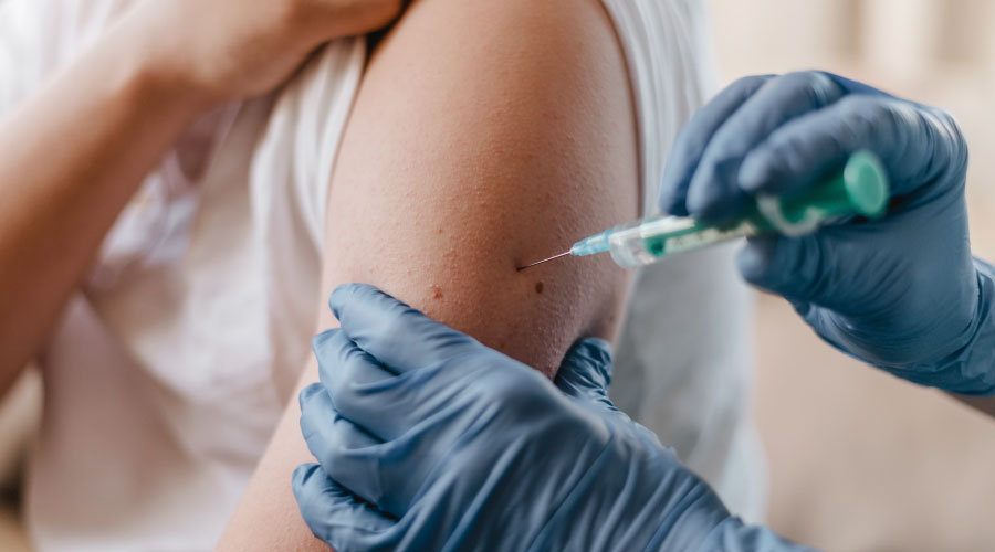 Vacunación en el adulto mayor: Mitos y verdades de las vacunas